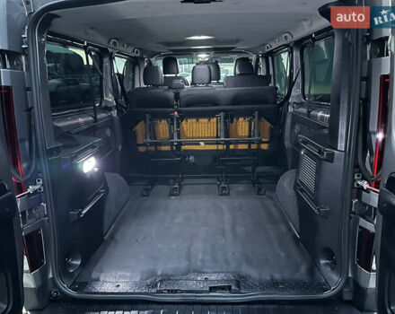 Серый Рено Трафик, объемом двигателя 2 л и пробегом 157 тыс. км за 27300 $, фото 63 на Automoto.ua