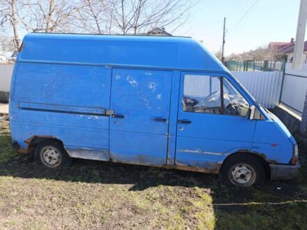 Синий Рено Трафик, объемом двигателя 2.5 л и пробегом 303 тыс. км за 300 $, фото 1 на Automoto.ua