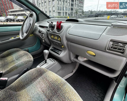 Зеленый Рено Твинго, объемом двигателя 1.2 л и пробегом 137 тыс. км за 3500 $, фото 50 на Automoto.ua