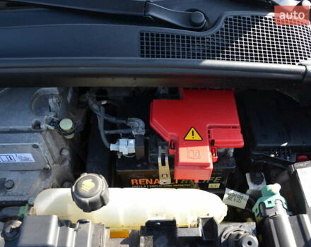 Белый Рено Зое, объемом двигателя 0 л и пробегом 118 тыс. км за 6600 $, фото 1 на Automoto.ua