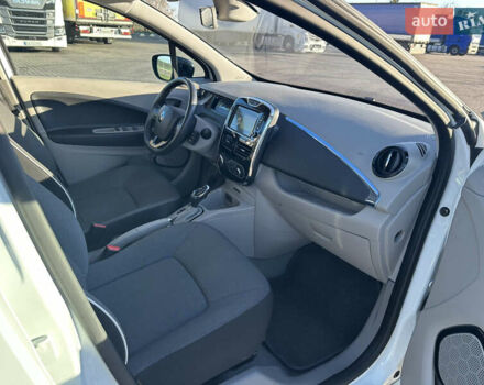 Белый Рено Зое, объемом двигателя 0 л и пробегом 88 тыс. км за 5700 $, фото 16 на Automoto.ua