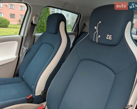 Белый Рено Зое, объемом двигателя 0 л и пробегом 154 тыс. км за 5700 $, фото 22 на Automoto.ua