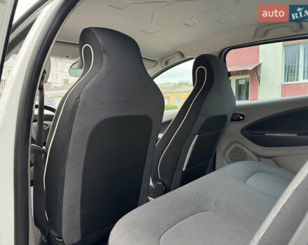 Белый Рено Зое, объемом двигателя 0 л и пробегом 158 тыс. км за 5999 $, фото 30 на Automoto.ua