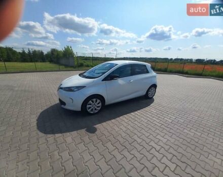 Белый Рено Зое, объемом двигателя 0 л и пробегом 150 тыс. км за 5600 $, фото 1 на Automoto.ua