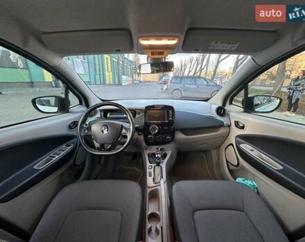 Белый Рено Зое, объемом двигателя 0 л и пробегом 120 тыс. км за 5999 $, фото 26 на Automoto.ua