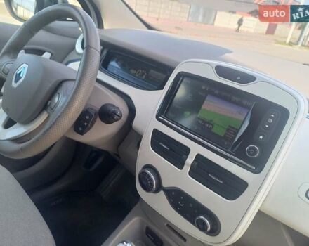 Белый Рено Зое, объемом двигателя 0 л и пробегом 150 тыс. км за 5600 $, фото 13 на Automoto.ua