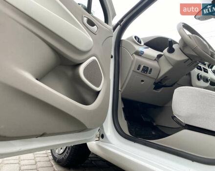 Белый Рено Зое, объемом двигателя 0 л и пробегом 211 тыс. км за 5800 $, фото 13 на Automoto.ua