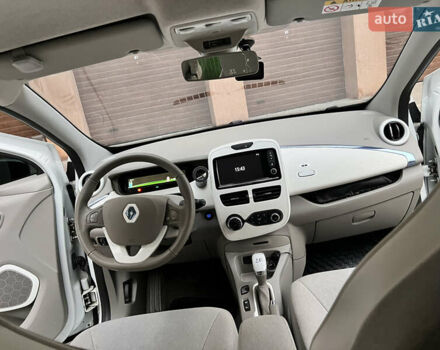 Белый Рено Зое, объемом двигателя 0 л и пробегом 80 тыс. км за 7400 $, фото 10 на Automoto.ua