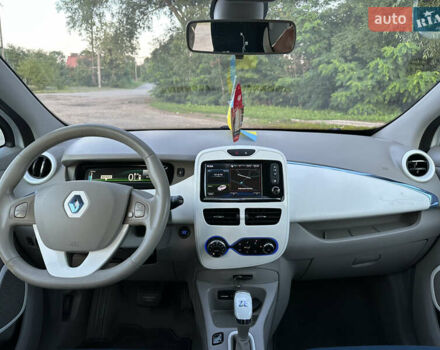Белый Рено Зое, объемом двигателя 0 л и пробегом 106 тыс. км за 6550 $, фото 33 на Automoto.ua