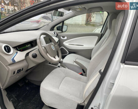 Белый Рено Зое, объемом двигателя 0 л и пробегом 211 тыс. км за 5800 $, фото 7 на Automoto.ua