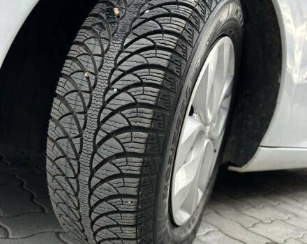 Белый Рено Зое, объемом двигателя 0 л и пробегом 106 тыс. км за 6550 $, фото 14 на Automoto.ua