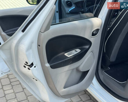 Белый Рено Зое, объемом двигателя 0 л и пробегом 155 тыс. км за 6300 $, фото 24 на Automoto.ua