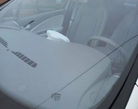 Белый Рено Зое, объемом двигателя 0 л и пробегом 150 тыс. км за 5550 $, фото 18 на Automoto.ua