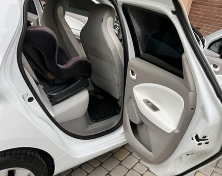 Белый Рено Зое, объемом двигателя 0 л и пробегом 80 тыс. км за 7400 $, фото 14 на Automoto.ua