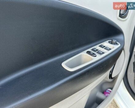 Белый Рено Зое, объемом двигателя 0 л и пробегом 120 тыс. км за 5999 $, фото 29 на Automoto.ua