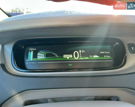 Белый Рено Зое, объемом двигателя 0 л и пробегом 88 тыс. км за 5700 $, фото 18 на Automoto.ua