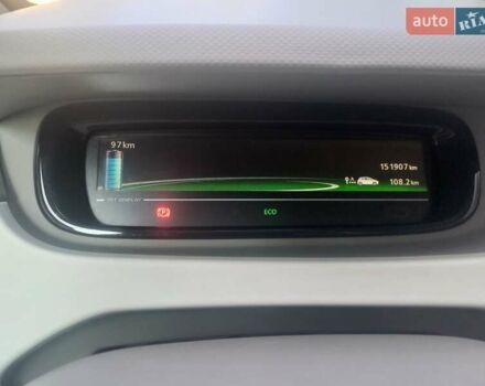 Белый Рено Зое, объемом двигателя 0 л и пробегом 150 тыс. км за 5600 $, фото 12 на Automoto.ua