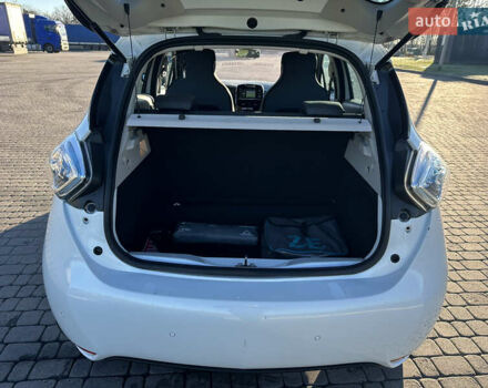 Белый Рено Зое, объемом двигателя 0 л и пробегом 88 тыс. км за 5700 $, фото 15 на Automoto.ua