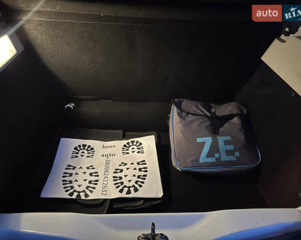 Белый Рено Зое, объемом двигателя 0 л и пробегом 106 тыс. км за 6550 $, фото 39 на Automoto.ua