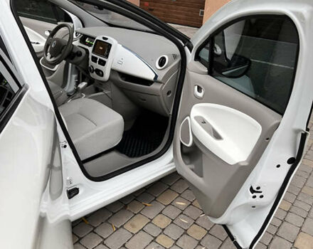 Белый Рено Зое, объемом двигателя 0 л и пробегом 80 тыс. км за 7400 $, фото 15 на Automoto.ua