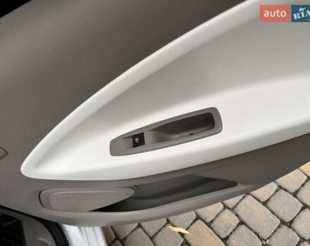 Белый Рено Зое, объемом двигателя 0 л и пробегом 80 тыс. км за 7400 $, фото 9 на Automoto.ua