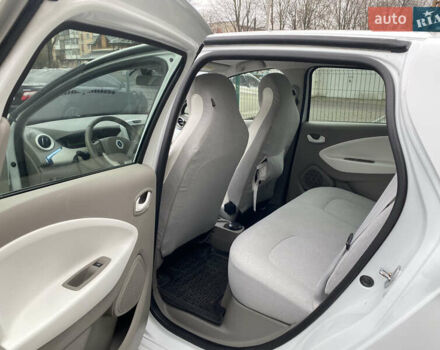 Белый Рено Зое, объемом двигателя 0 л и пробегом 211 тыс. км за 5800 $, фото 2 на Automoto.ua