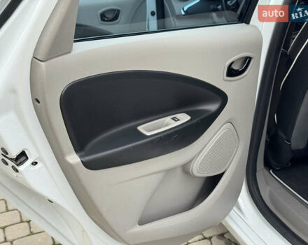 Белый Рено Зое, объемом двигателя 0 л и пробегом 158 тыс. км за 5999 $, фото 28 на Automoto.ua