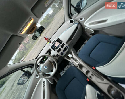 Белый Рено Зое, объемом двигателя 0 л и пробегом 106 тыс. км за 6550 $, фото 20 на Automoto.ua