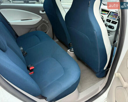 Белый Рено Зое, объемом двигателя 0 л и пробегом 72 тыс. км за 5400 $, фото 4 на Automoto.ua