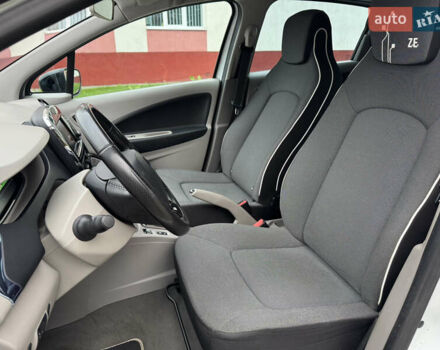 Белый Рено Зое, объемом двигателя 0 л и пробегом 158 тыс. км за 5999 $, фото 21 на Automoto.ua