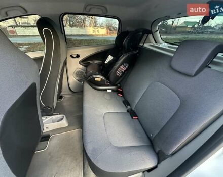 Белый Рено Зое, объемом двигателя 0 л и пробегом 120 тыс. км за 5999 $, фото 33 на Automoto.ua