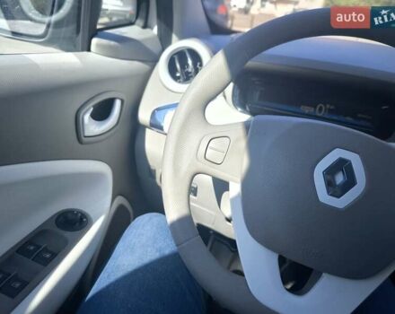 Белый Рено Зое, объемом двигателя 0 л и пробегом 88 тыс. км за 5899 $, фото 10 на Automoto.ua