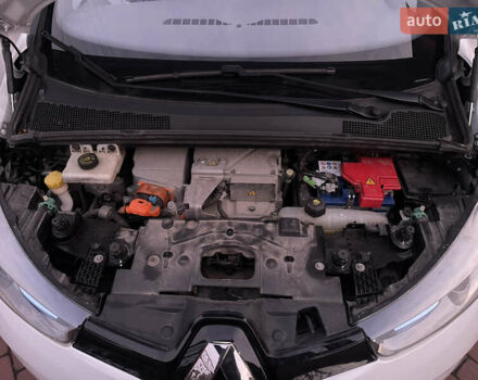 Белый Рено Зое, объемом двигателя 0 л и пробегом 155 тыс. км за 6800 $, фото 15 на Automoto.ua