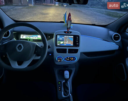 Белый Рено Зое, объемом двигателя 0 л и пробегом 106 тыс. км за 6550 $, фото 37 на Automoto.ua