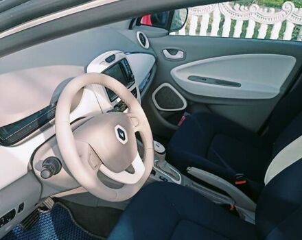 Белый Рено Зое, объемом двигателя 0 л и пробегом 128 тыс. км за 6000 $, фото 11 на Automoto.ua