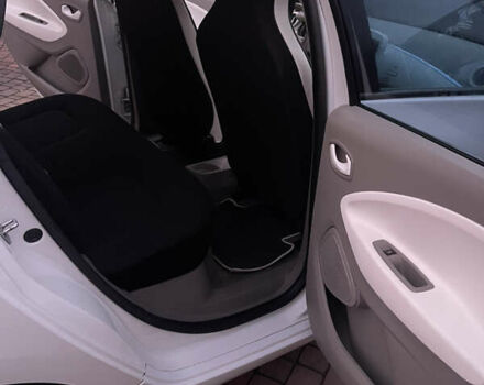 Белый Рено Зое, объемом двигателя 0 л и пробегом 155 тыс. км за 6800 $, фото 13 на Automoto.ua