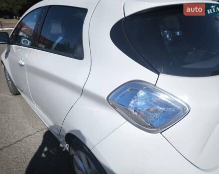 Белый Рено Зое, объемом двигателя 0 л и пробегом 88 тыс. км за 5899 $, фото 8 на Automoto.ua