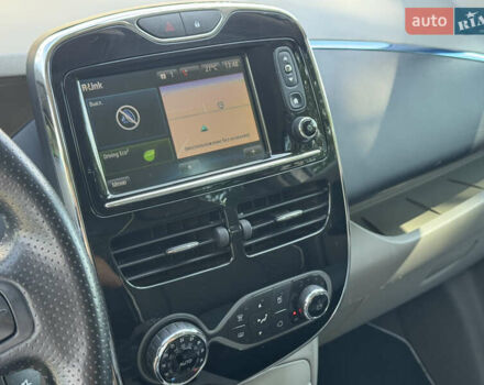 Белый Рено Зое, объемом двигателя 0 л и пробегом 155 тыс. км за 6300 $, фото 21 на Automoto.ua