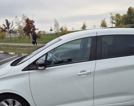 Белый Рено Зое, объемом двигателя 0 л и пробегом 138 тыс. км за 6700 $, фото 5 на Automoto.ua