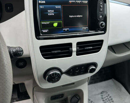 Білий Рено Зое, об'ємом двигуна 0 л та пробігом 72 тис. км за 5999 $, фото 13 на Automoto.ua