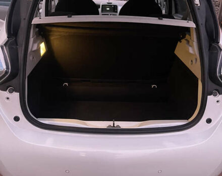 Белый Рено Зое, объемом двигателя 0 л и пробегом 155 тыс. км за 6800 $, фото 12 на Automoto.ua