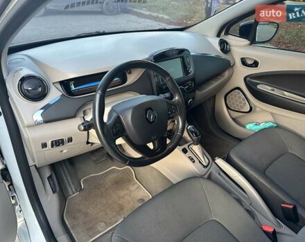 Белый Рено Зое, объемом двигателя 0 л и пробегом 120 тыс. км за 5999 $, фото 27 на Automoto.ua