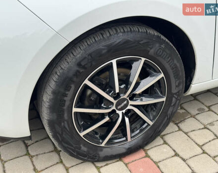Белый Рено Зое, объемом двигателя 0 л и пробегом 158 тыс. км за 5999 $, фото 13 на Automoto.ua