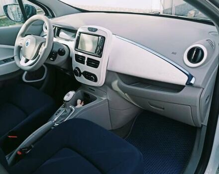 Белый Рено Зое, объемом двигателя 0 л и пробегом 128 тыс. км за 6000 $, фото 9 на Automoto.ua