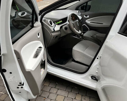 Белый Рено Зое, объемом двигателя 0 л и пробегом 80 тыс. км за 7400 $, фото 17 на Automoto.ua