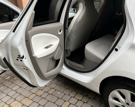 Белый Рено Зое, объемом двигателя 0 л и пробегом 80 тыс. км за 7400 $, фото 16 на Automoto.ua