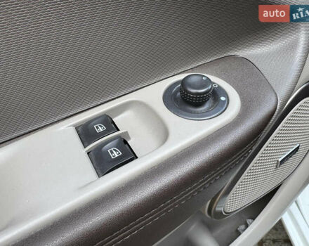 Білий Рено Зое, об'ємом двигуна 0 л та пробігом 129 тис. км за 6699 $, фото 30 на Automoto.ua