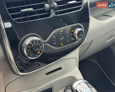 Белый Рено Зое, объемом двигателя 0 л и пробегом 158 тыс. км за 5999 $, фото 23 на Automoto.ua