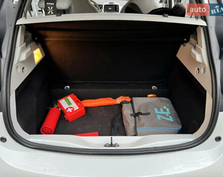 Белый Рено Зое, объемом двигателя 0 л и пробегом 80 тыс. км за 7400 $, фото 11 на Automoto.ua