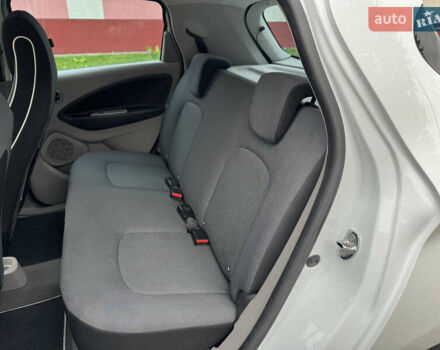 Белый Рено Зое, объемом двигателя 0 л и пробегом 158 тыс. км за 5999 $, фото 29 на Automoto.ua